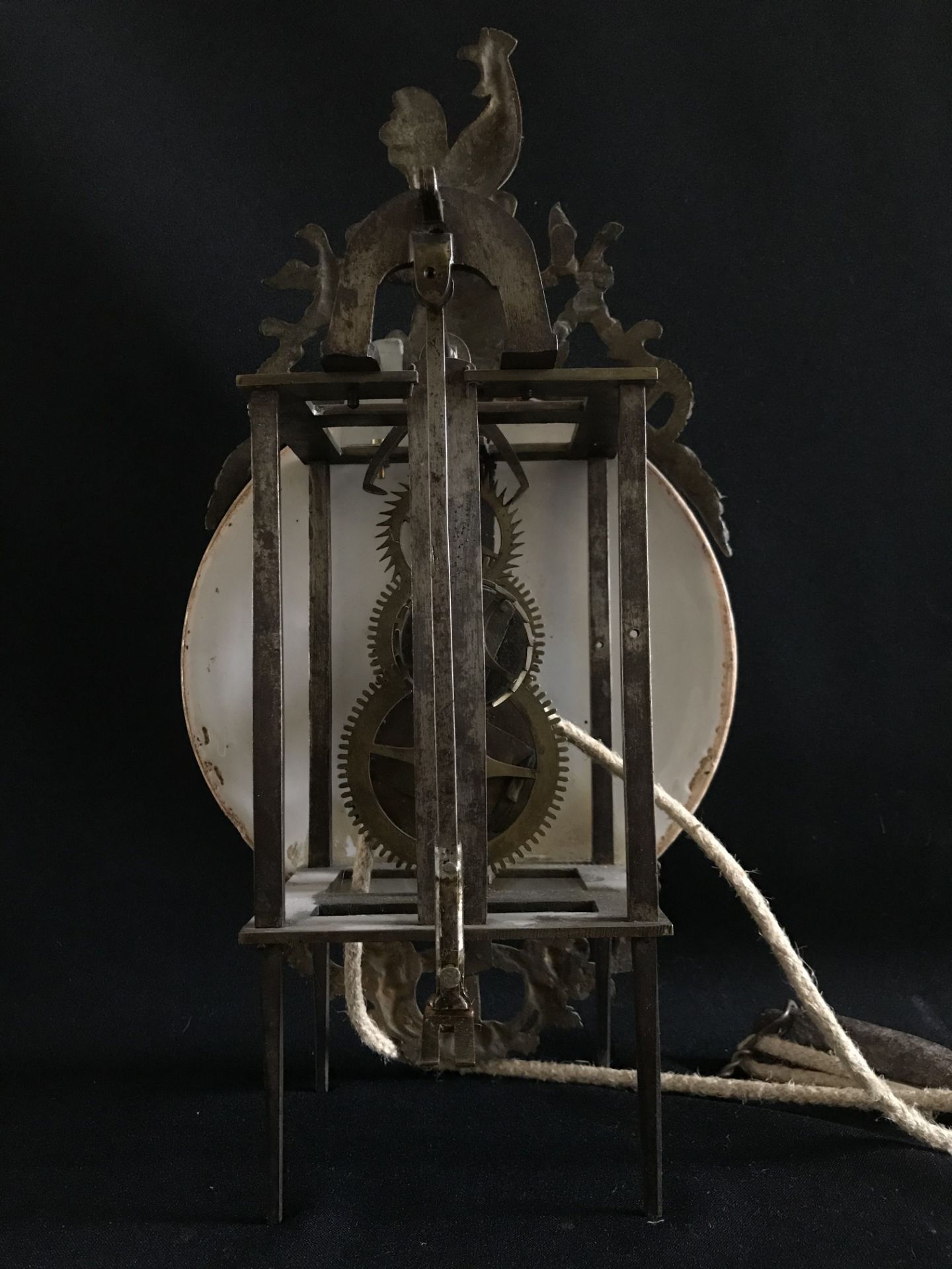 Standuhr, um 1800, in Holzgehäuse, das sich nach unten leicht verjüngt, einfaches Uhrwerk mit - Image 2 of 8