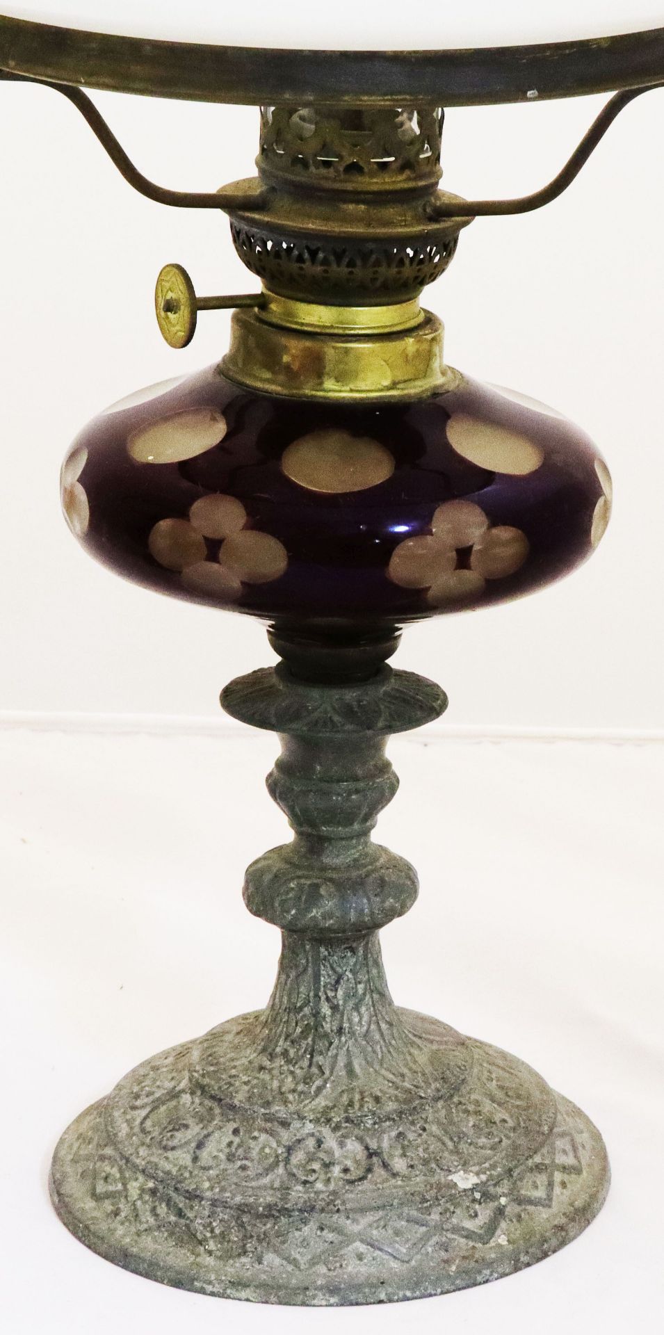 2 Öllampen, Mitte 19. Jh.: reliefiert ornamental gearbeiteter Metallfuß mit weißem Glas- - Image 3 of 5