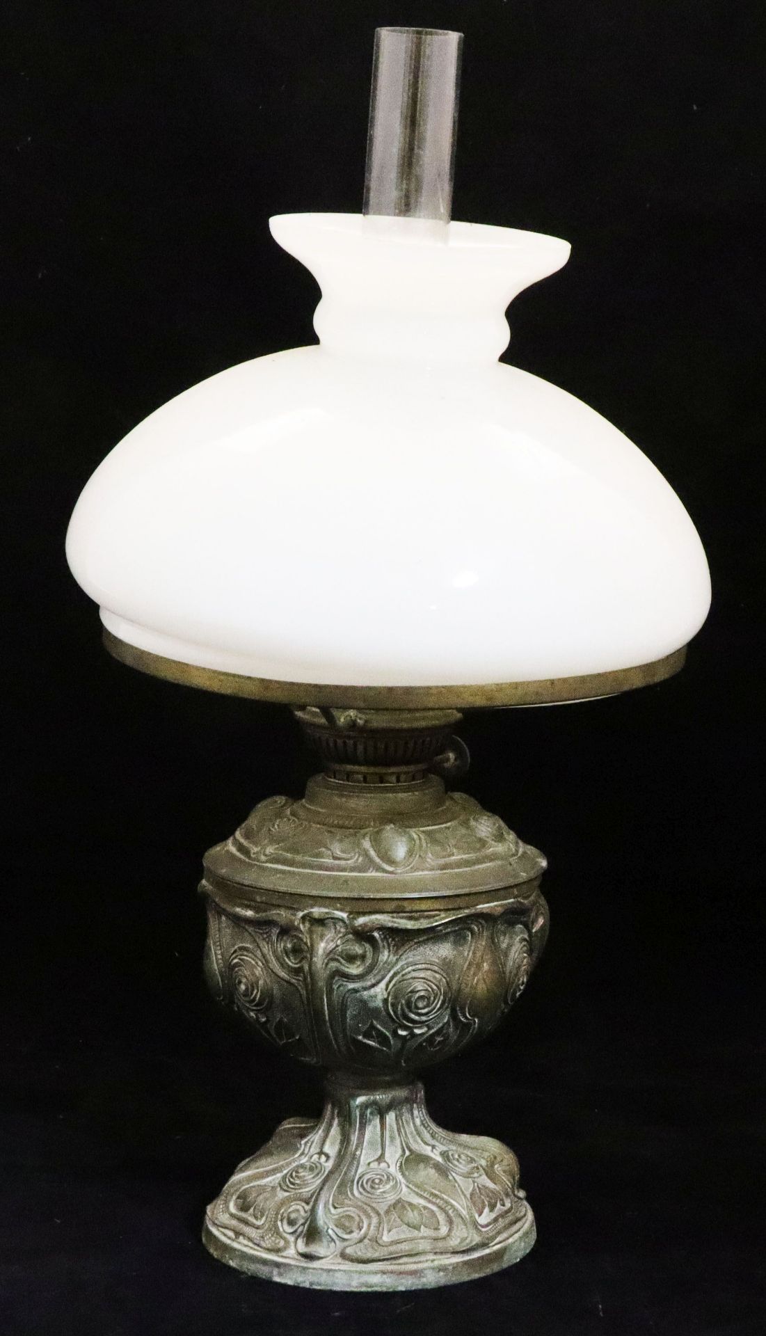 2 Öllampen, Mitte 19. Jh.: reliefiert ornamental gearbeiteter Metallfuß mit weißem Glas- - Image 5 of 5