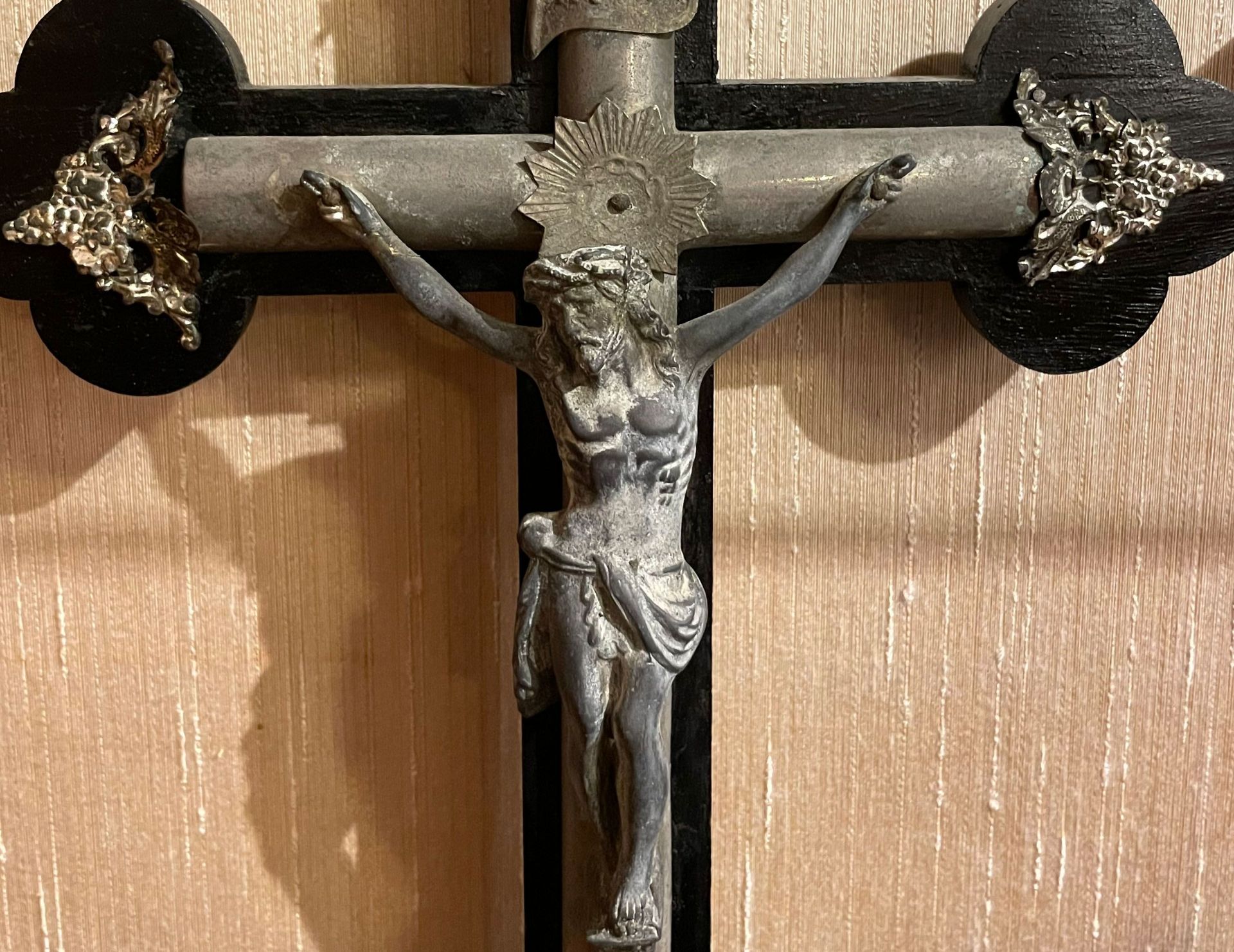 Nostalgisches Konvolut aus sechs Kruzifixen, 19. Jh., davon vier Standkreuze und zwei zum Aufhängen, - Image 2 of 4