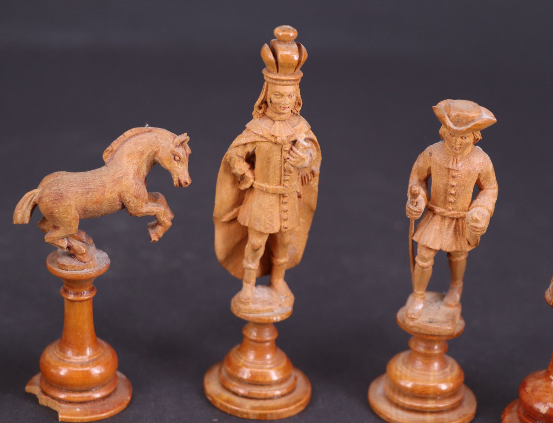 Wohl Frankreich 18./19. Jh., Schachspiel, Holz, geschnitzt, in Kasten mit Schachbrett, eine Figur - Image 7 of 9