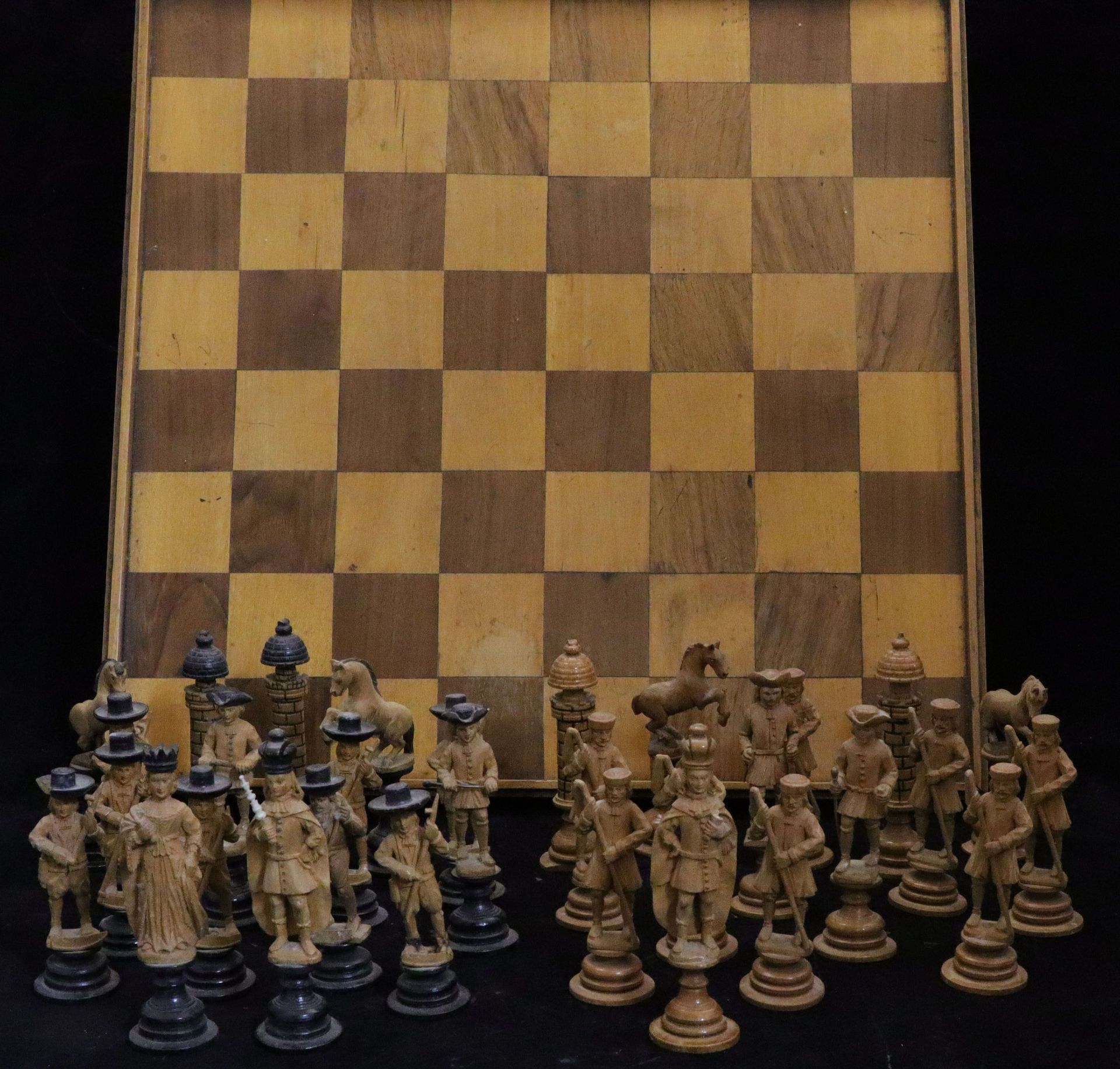 Wohl Frankreich 18./19. Jh., Schachspiel, Holz, geschnitzt, in Kasten mit Schachbrett, eine Figur - Image 3 of 9
