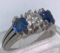 Ring mit Saphiren und Diamant, 585er WG, die beiden Saphire in einem schönen Mittelblau, der Diamant