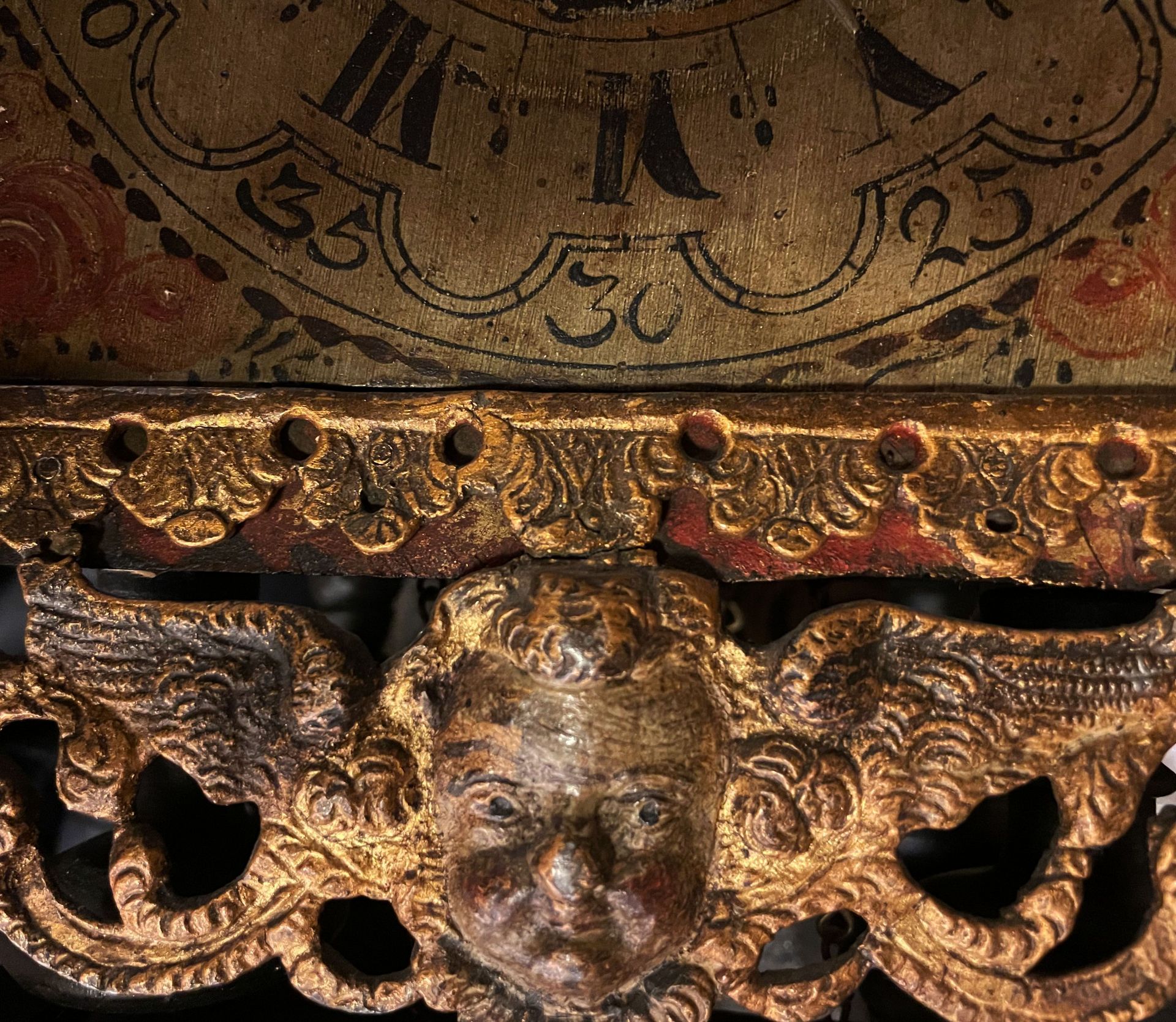 Niederländisch, 18. Jh., Stuhluhr. Das Zifferblatt mit römischen Zahlen, unten mit einem Putto, oben - Bild 4 aus 4