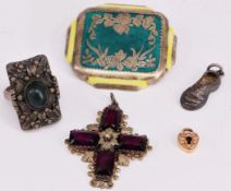 Konvolut 5 Schmuckstücke: Kreuz, um 1900, mit Almadinen und feinster Blattdekoration, handgemalte Po