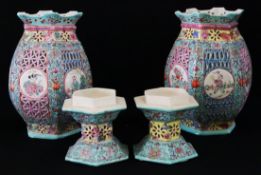 Paar chinesische Vasen, um 1900, bauchiger durchbrochener Korpus auf Sockel mit figürlicher und flor