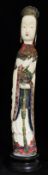 Große Elfenbein-Skulptur, China, um 1900: Hofdame in langem Gewand und aufwändig geschmückter Haartr