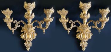 Paar Wandblaker, E. 19. Jh., jeweils dreiarmig, übervergoldet, sehr aufwändige barocke Gestaltung, A