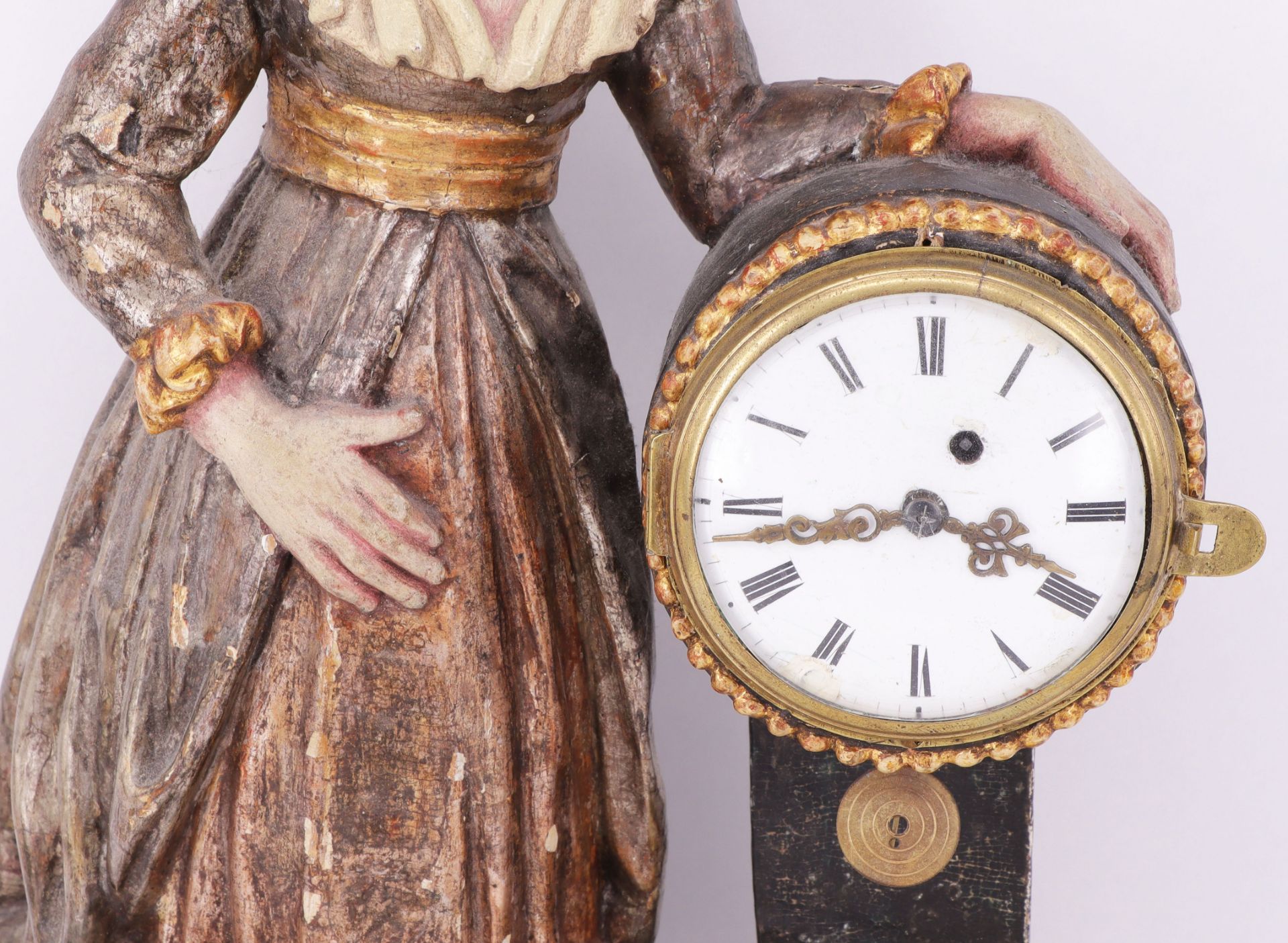 Uhrenweibchen, Mitte 19. Jh., Holz, farbig gefasst: Frauenfigur neben Uhr stehend, H. 37 cm. Uhr mit - Image 2 of 4