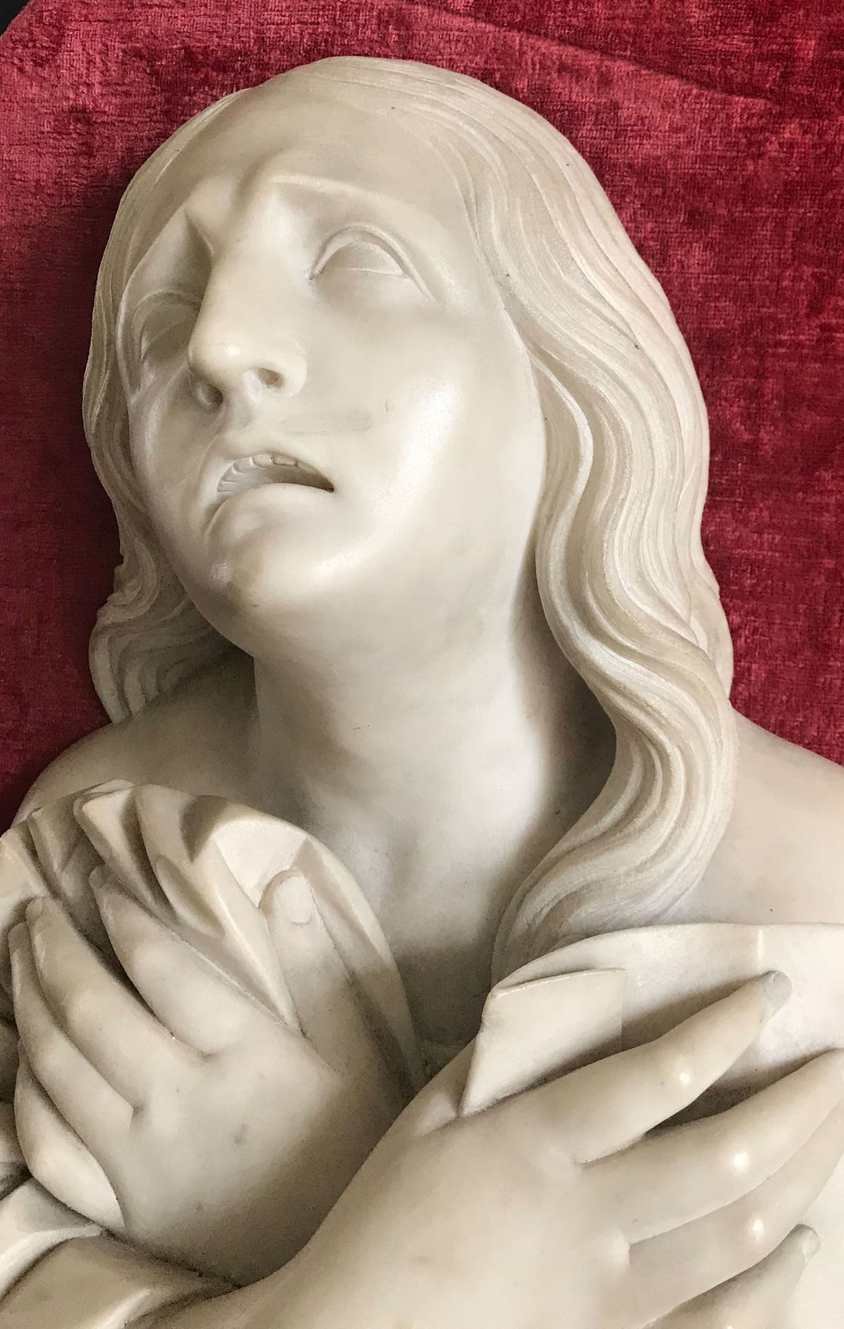 Marmorbüste einer Trauernden, Art Deco, weißer Marmor, bianco di carrara, Frau mit über der Brust - Image 4 of 4