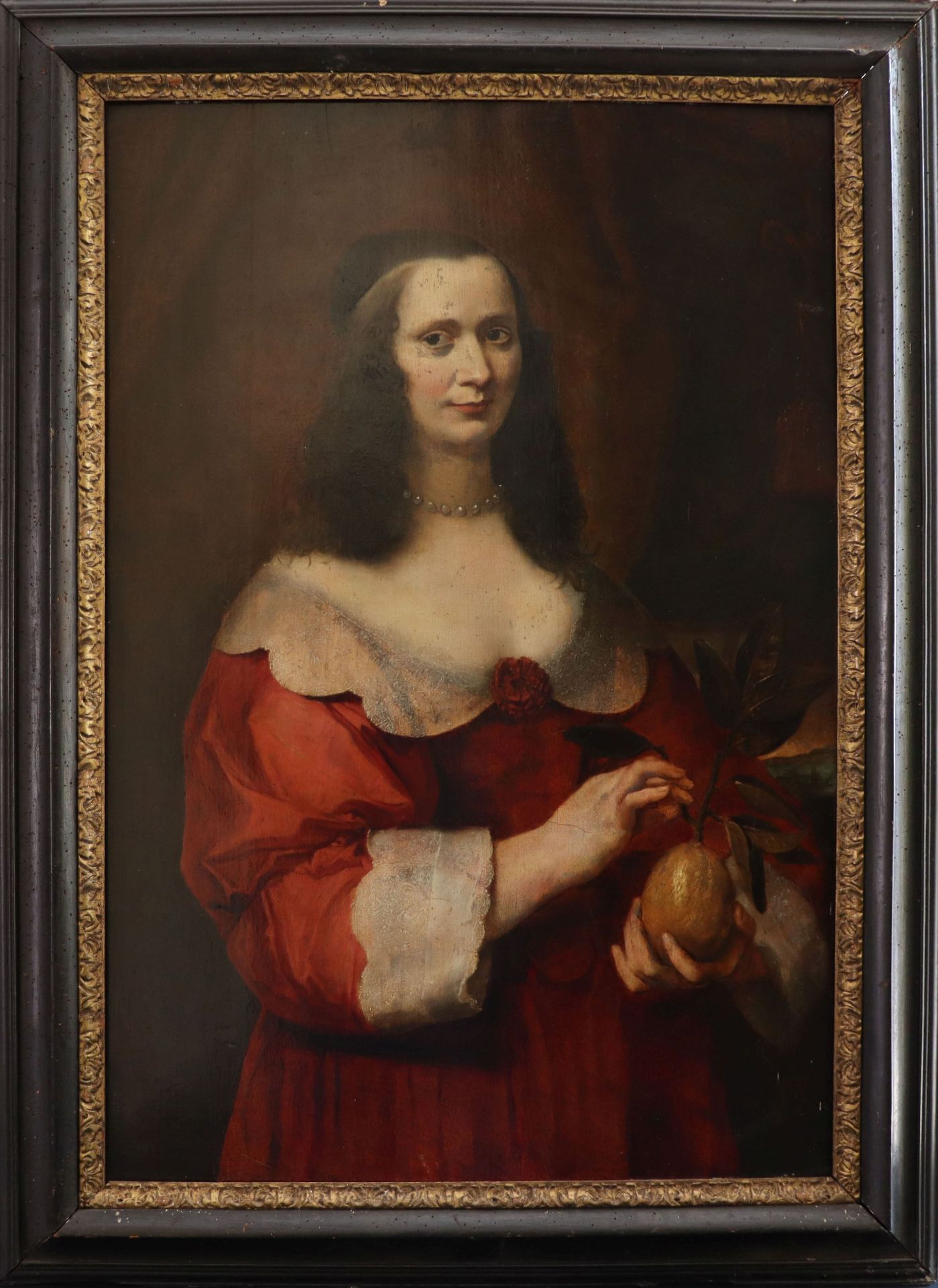 Unbekannter Portraitmaler, französisch, 17. Jh., Dame in rotem Kleid mit Spitzenkragen und Pomeranze - Bild 3 aus 3