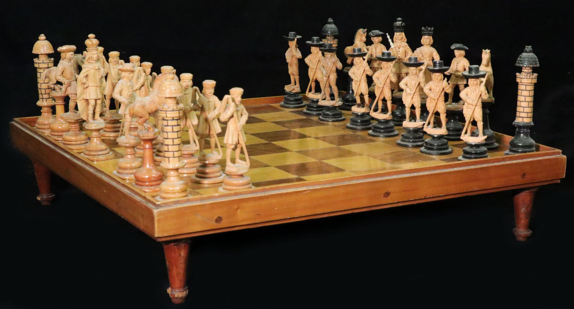 Wohl Frankreich 18./19. Jh., Schachspiel, Holz, geschnitzt, in Kasten mit Schachbrett, eine Figur