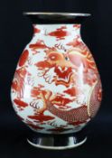 Chinesische Vase, ca. 1910, bauchige Form mit rotem Long-Motiv (Drachen) auf weißem Grund, H. 38 cm