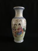 Chinesische Vase, 1. H. 20. Jh., mit dekorativer Figurenszene, Schriftzügen und Signatur, H. 21 cm