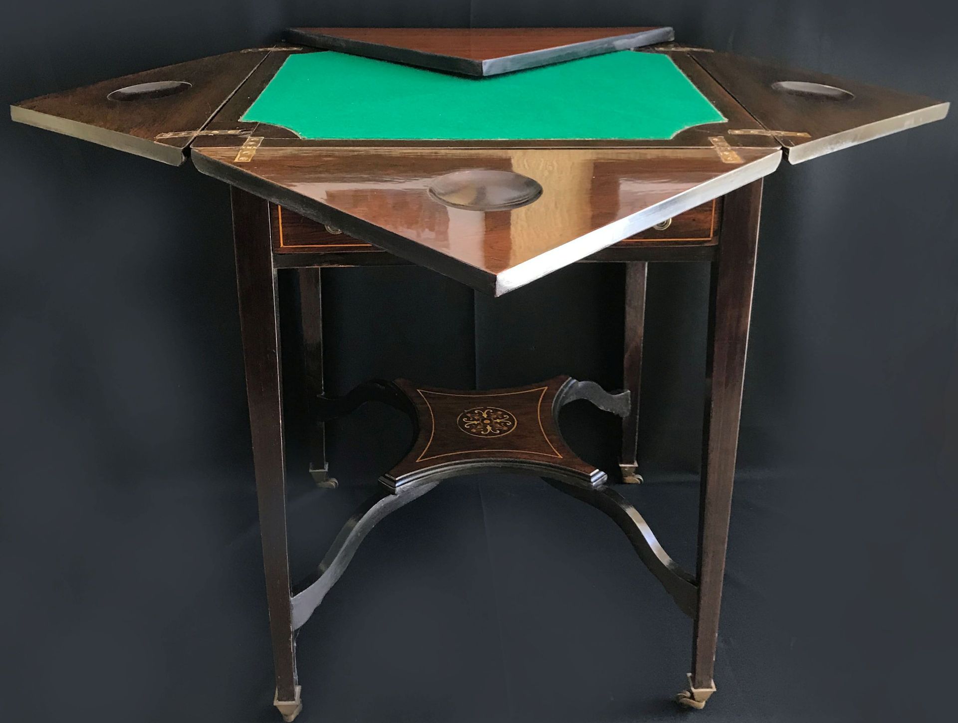 Spieltisch, England, um 1900, Mahagoni und Palisander, massiv und furniert, mit Intarsien- - Image 4 of 4