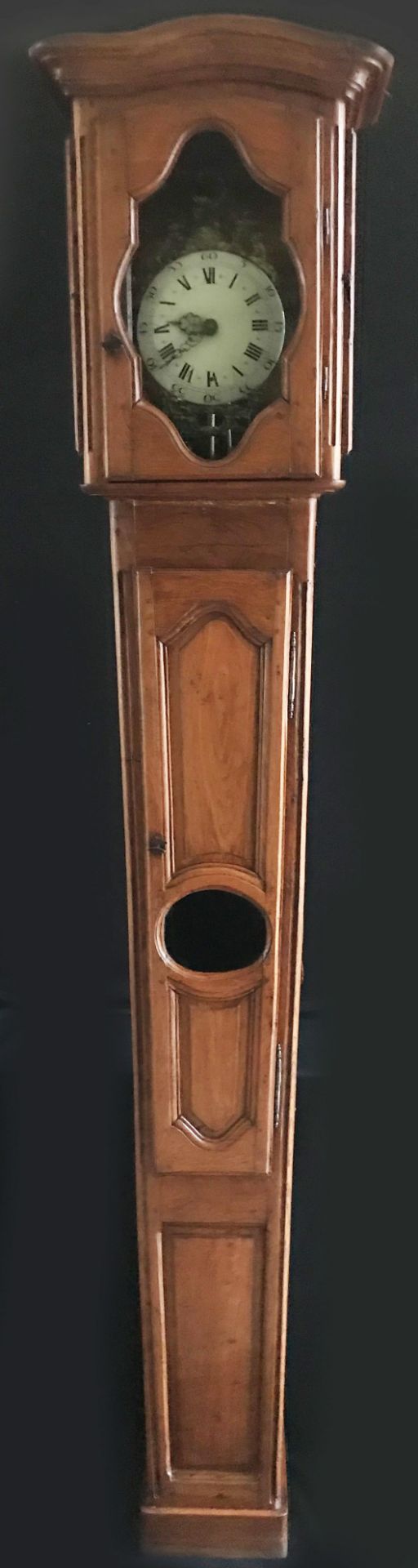 Standuhr, um 1800, in Holzgehäuse, das sich nach unten leicht verjüngt, einfaches Uhrwerk mit