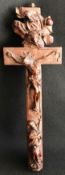Reliquienkreuz mit Schnitzereien, 19. Jh.: der Gekreuzigte bekrönt von Gottvater und der Taube, unte