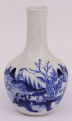 Chinesische Vase, Anf. 20. Jh., mit blauer Landschaftsmalerei auf weißem Grund, H. 13,5 cm