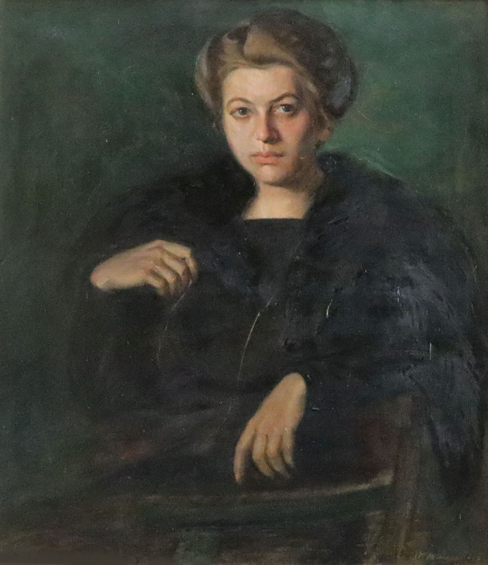 H. Malina, Damenportrait: Vor grünem Hintergrund eine in Schwarz gekleidete Frau mit festem, nachden