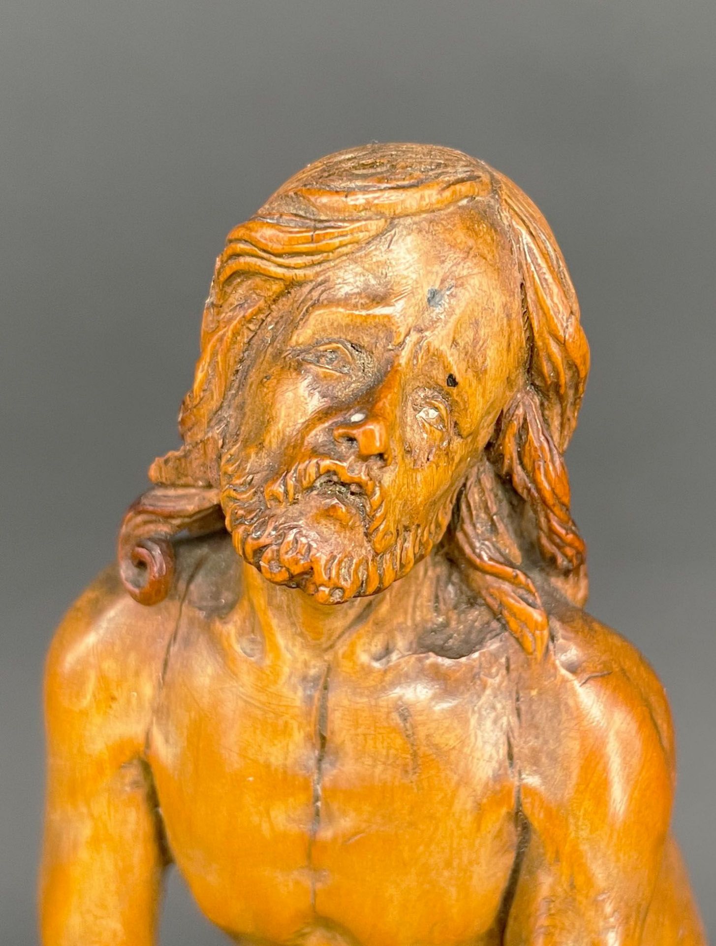 Christus an der Martersäule, 18. Jh., Holzfigur, feine Schnitzarbeit: Christus steht mit leidendem - Image 3 of 4