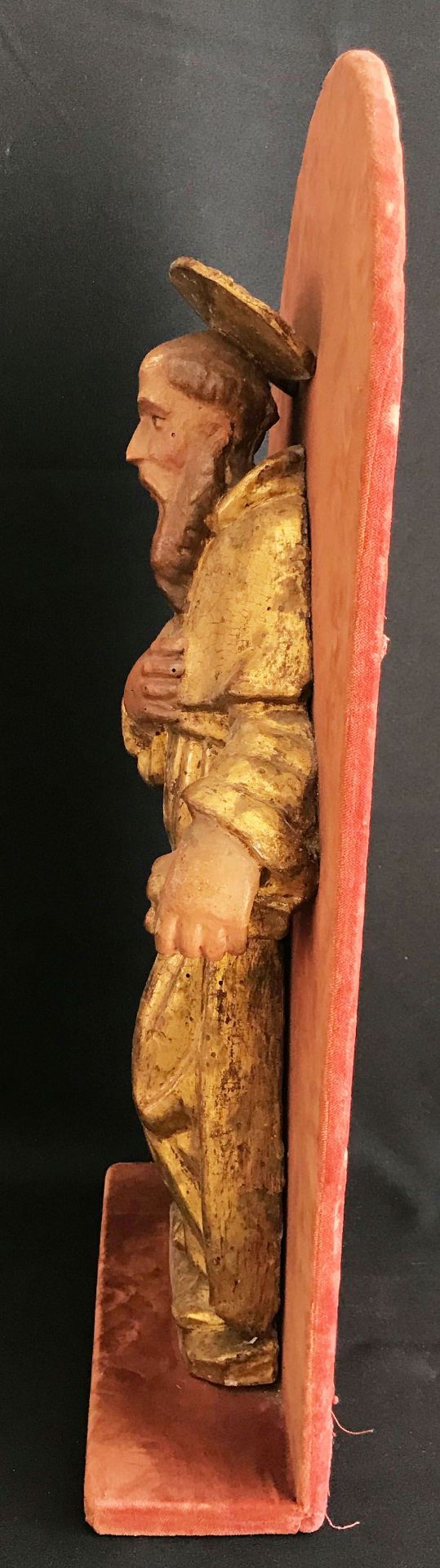 Figur eines Heiligen mit Buch unterm Arm, 17./18. Jh., Holz, farbig gefasst, vergoldetes Gewand, Fas - Bild 3 aus 3