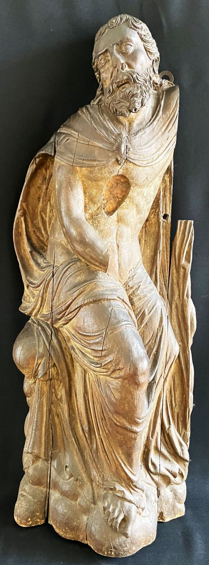 Dreiviertelrelief einer Assistenzfigur, 18. Jh., Holz: Bärtige Männerfigur mit Umhang, schöner Falte