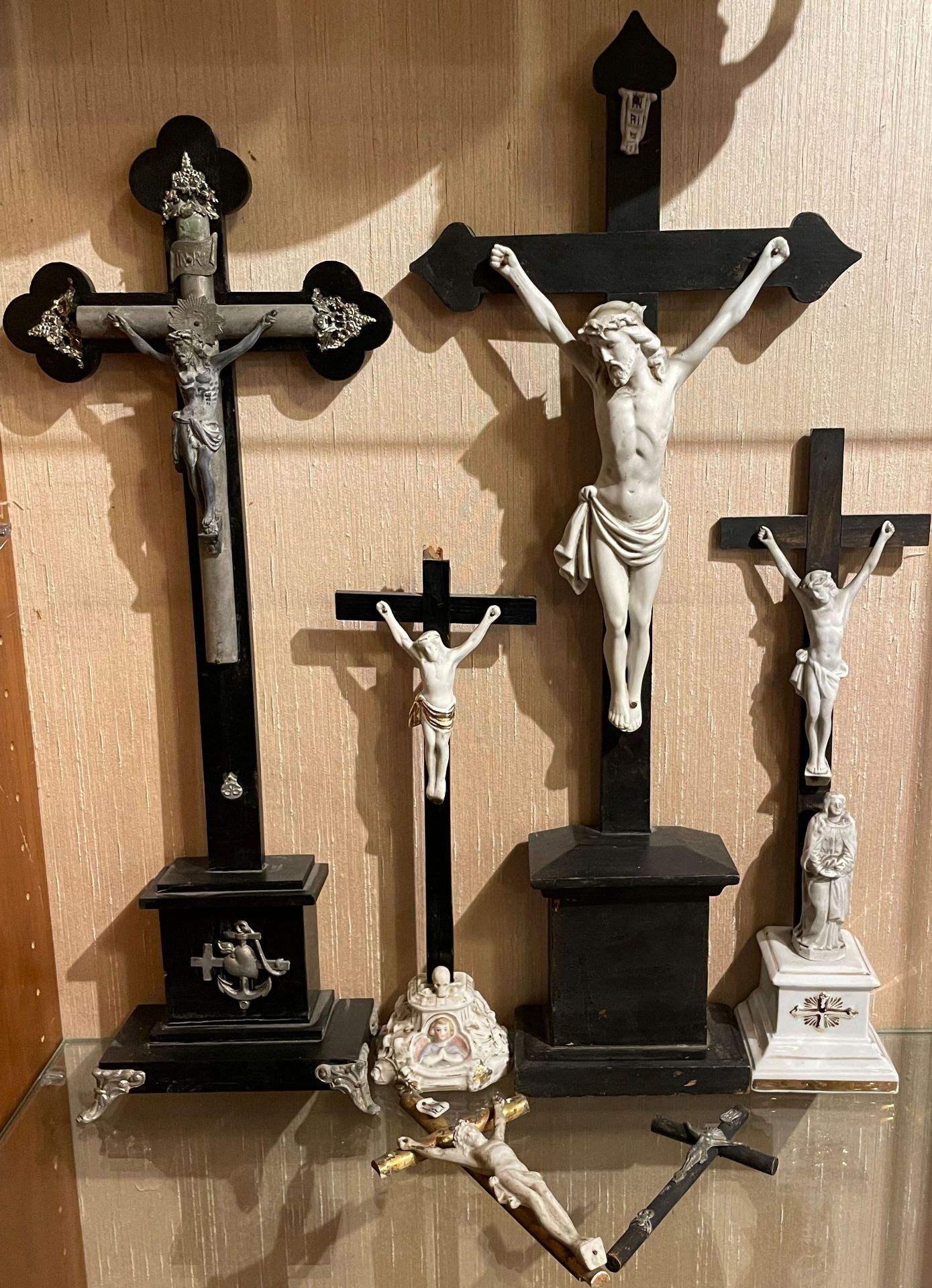 Nostalgisches Konvolut aus sechs Kruzifixen, 19. Jh., davon vier Standkreuze und zwei zum Aufhängen,