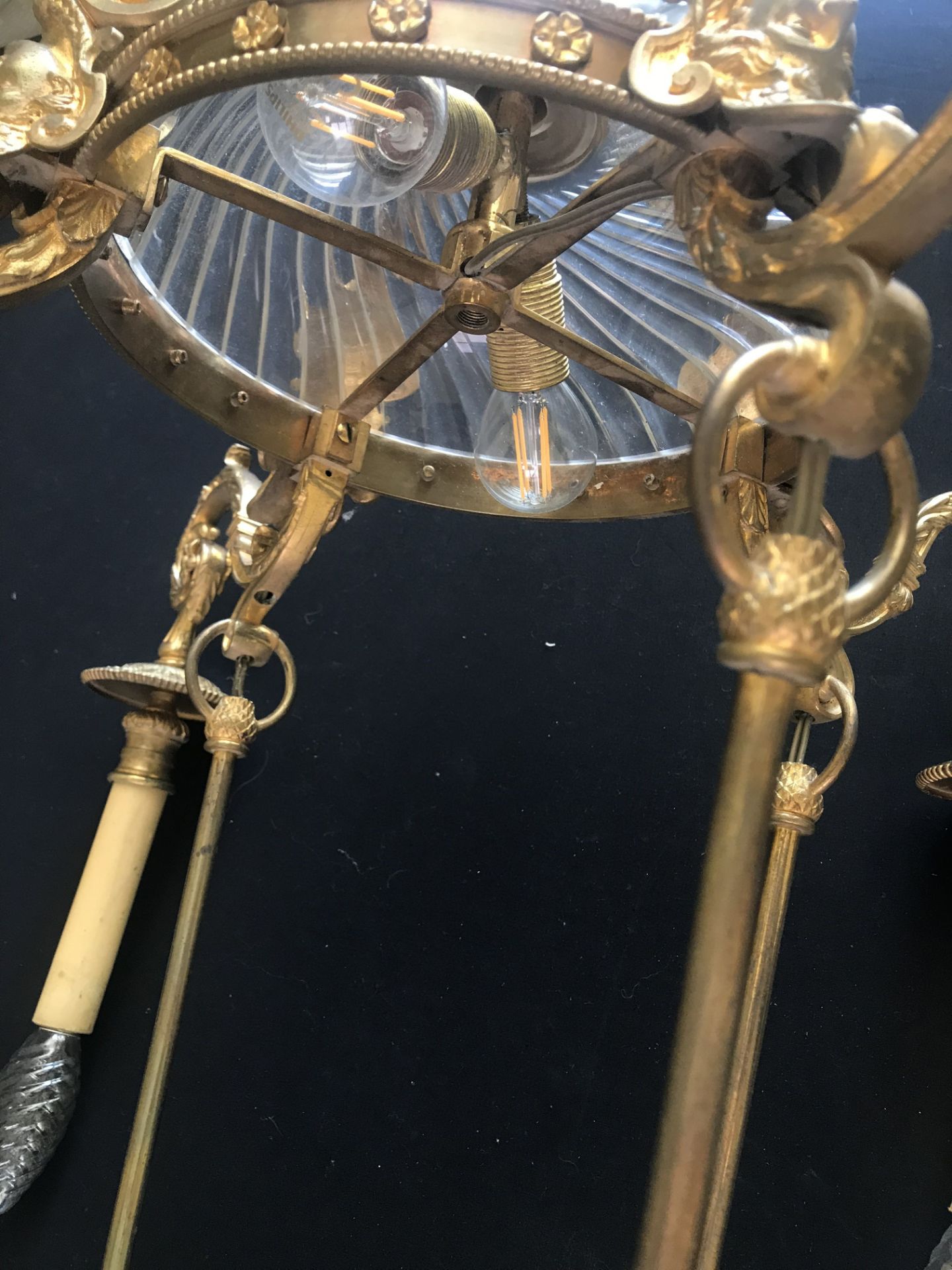 Deckenkrone, Frankreich, 19. Jh., Empire-Stil: Glasschale mit vier gebogenen Leuchterarmen aus - Image 4 of 4
