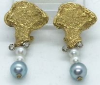 Paar Ohrklipse, 585er GG, mit zwei kleinen weißen Perlen und einer grauen Perle, Handarbeit, Ges.gew