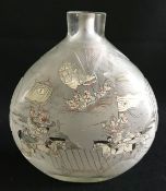 Asiatische Glasflasche mit Reliefs und Innenmalerei, schmaler kurzer Hals und flacher, bauchiger Kor