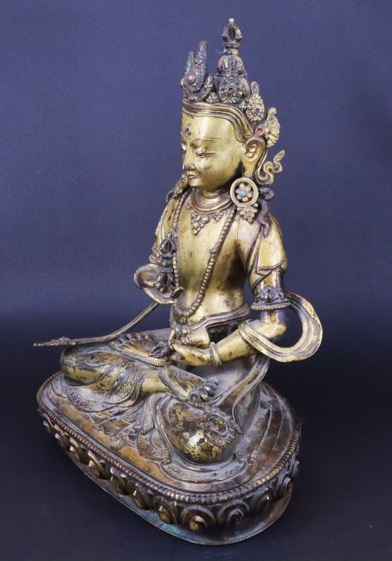 Nepal, 17./18. Jh., Urbuddha Vajrasattva, feuervergoldete Bronze mit eingelegten Schmucksteinen. - Image 3 of 3