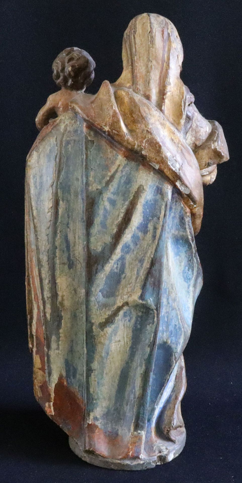 Madonnenfigur, 18. Jh., Holz, farbige Fassung: Maria mit dem Jesusknaben im Arm in weitem Kleid - Image 3 of 3