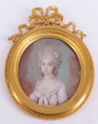 Barock-Miniatur, 18. Jh., Damenportrait mit hoher, üppiger Frisur und einem weißen, aufwändigen Klei