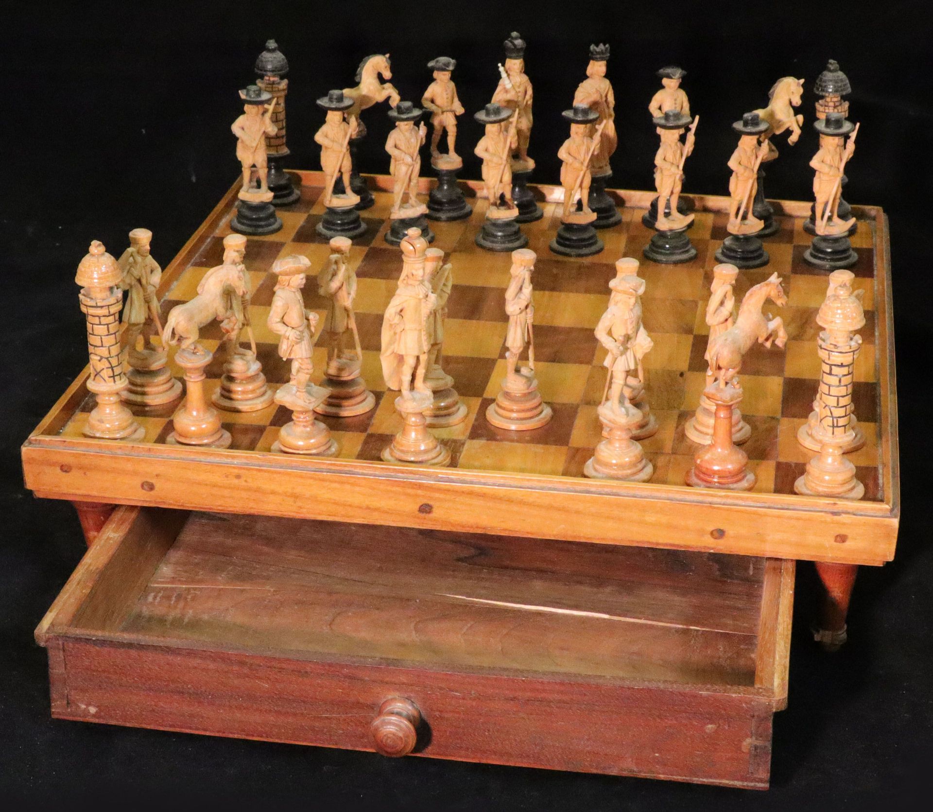 Wohl Frankreich 18./19. Jh., Schachspiel, Holz, geschnitzt, in Kasten mit Schachbrett, eine Figur - Image 5 of 9