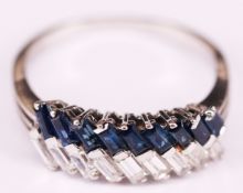 Diamant-Saphirring, 750er WG, Ring mit schräg gestellten Baguettes, eine Reihe Diamanten, eine Reihe