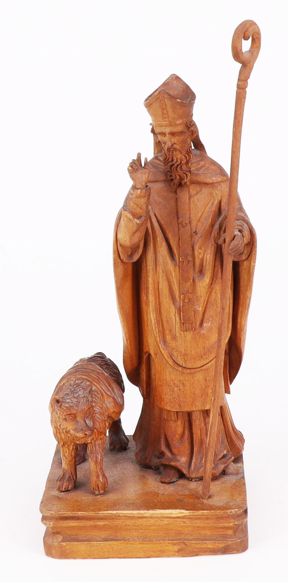 Geschnitze Holzfigur, um1900, ohne Fassung: Hl. Korbinian in Begleitung eines Bären, der ein Lastenb