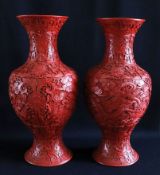 Paar chinesische Rotlack- bzw. Schnitzlack Vasen, 19./20. Jh., mit reliefierter Szenerie (Drachen un