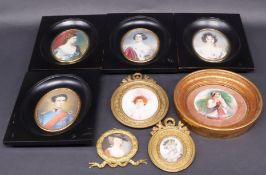 8 Miniaturen: Mädchen bei der Heuernte, 19. Jh., auf Porzellan und in rundem Rahmen, 6,5 cm (ohne Ra