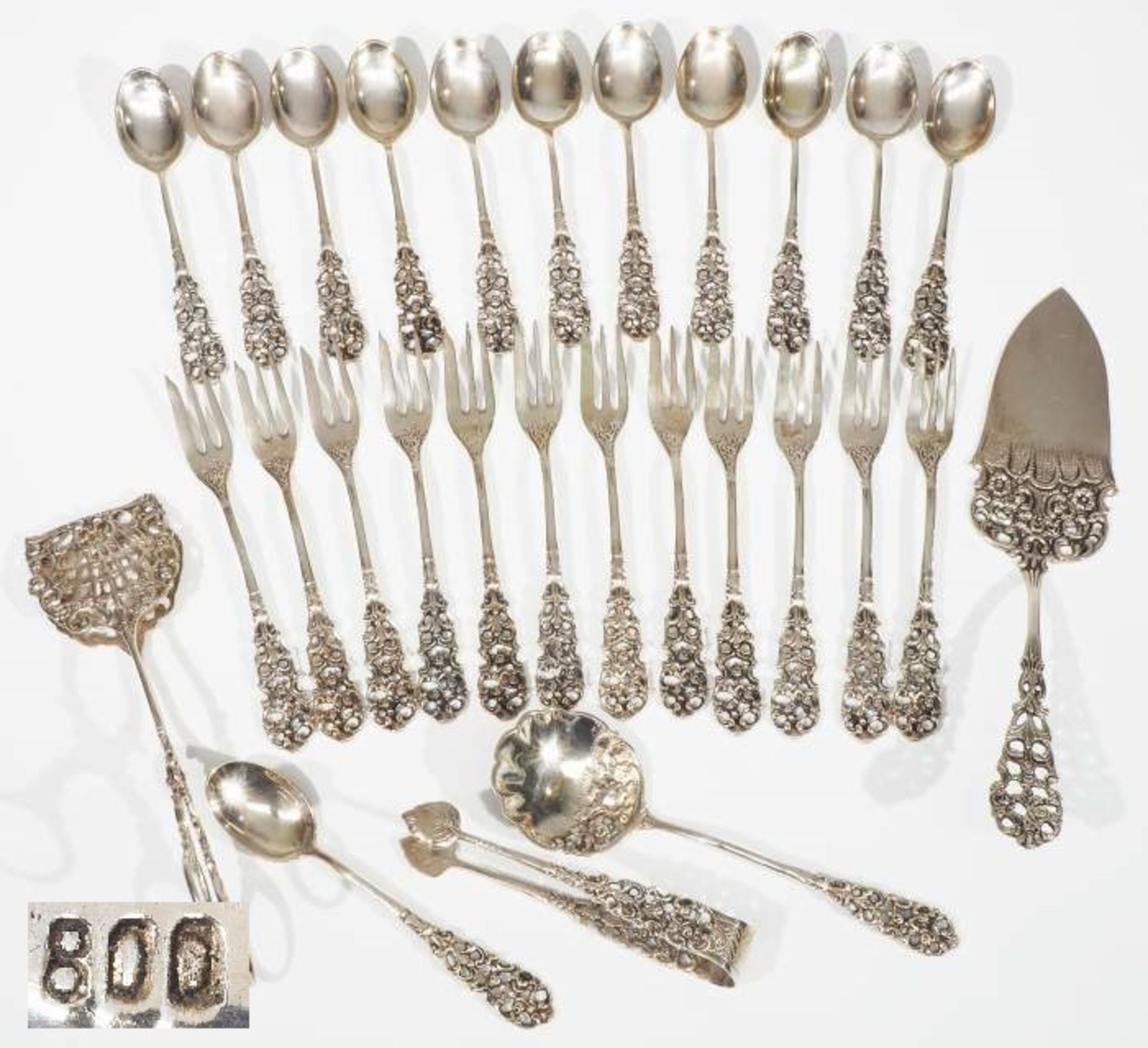 Kaffeelöffel, Kuchengabeln und Vorlegeteile. 800er Silber, bestehend aus je 12er Satz Kaffeelöf