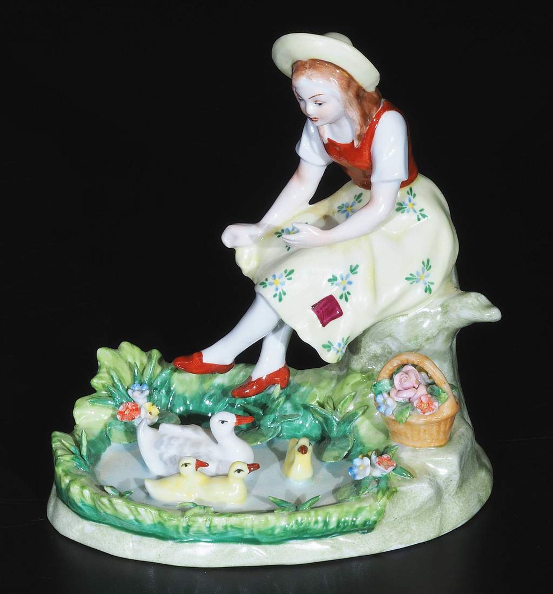 Mädchen mit Enten. SITZENDORFER Porzellanmanufaktur/Thüringen, 20. Jahrhundert. Detaillierte Aus - Image 2 of 6