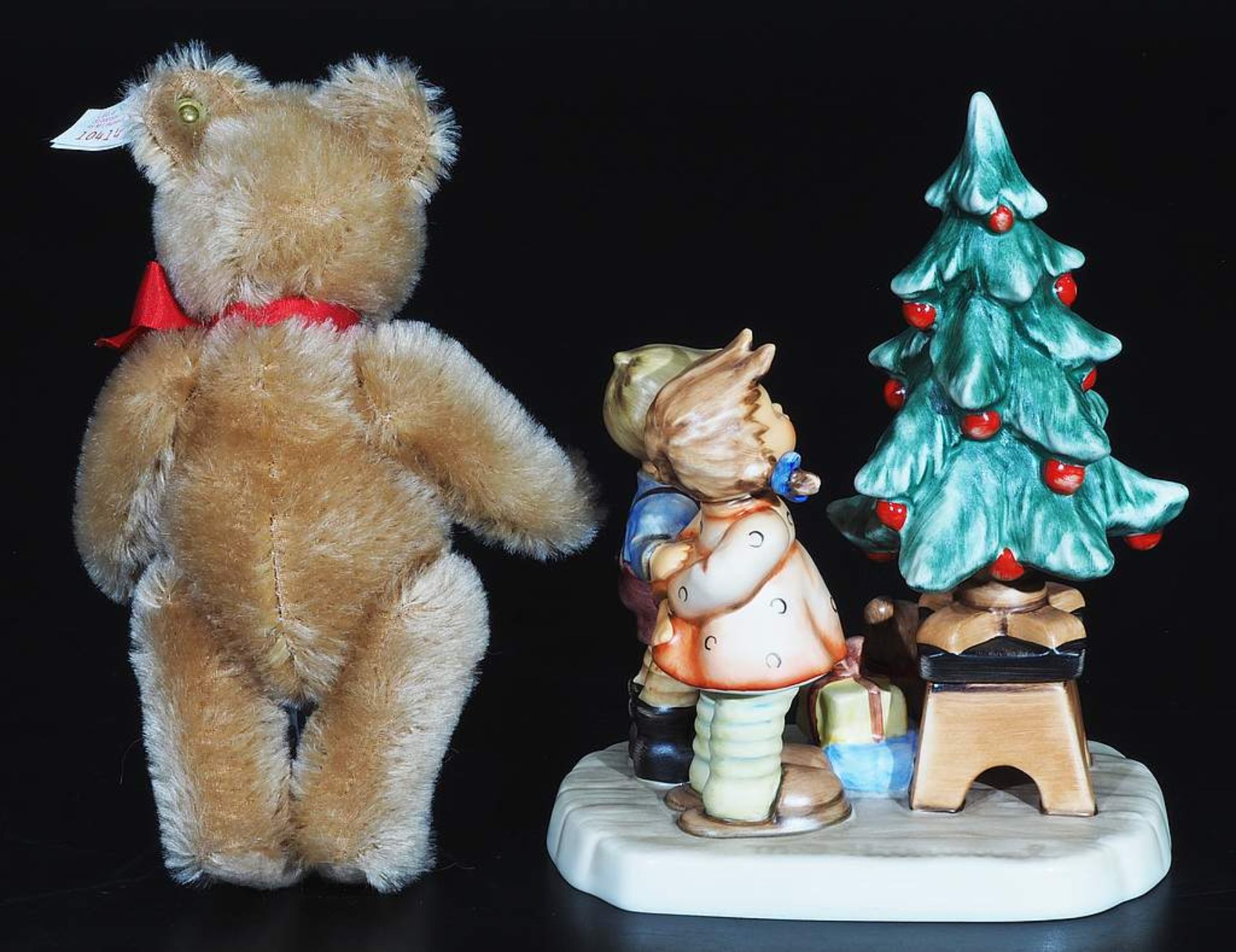 Hummel-Figurengruppe, Fa. Geobel, "Am Weihnachtsbaum" mit Steiff-Teddybär. Geschwisterpaar mit Te - Image 3 of 7
