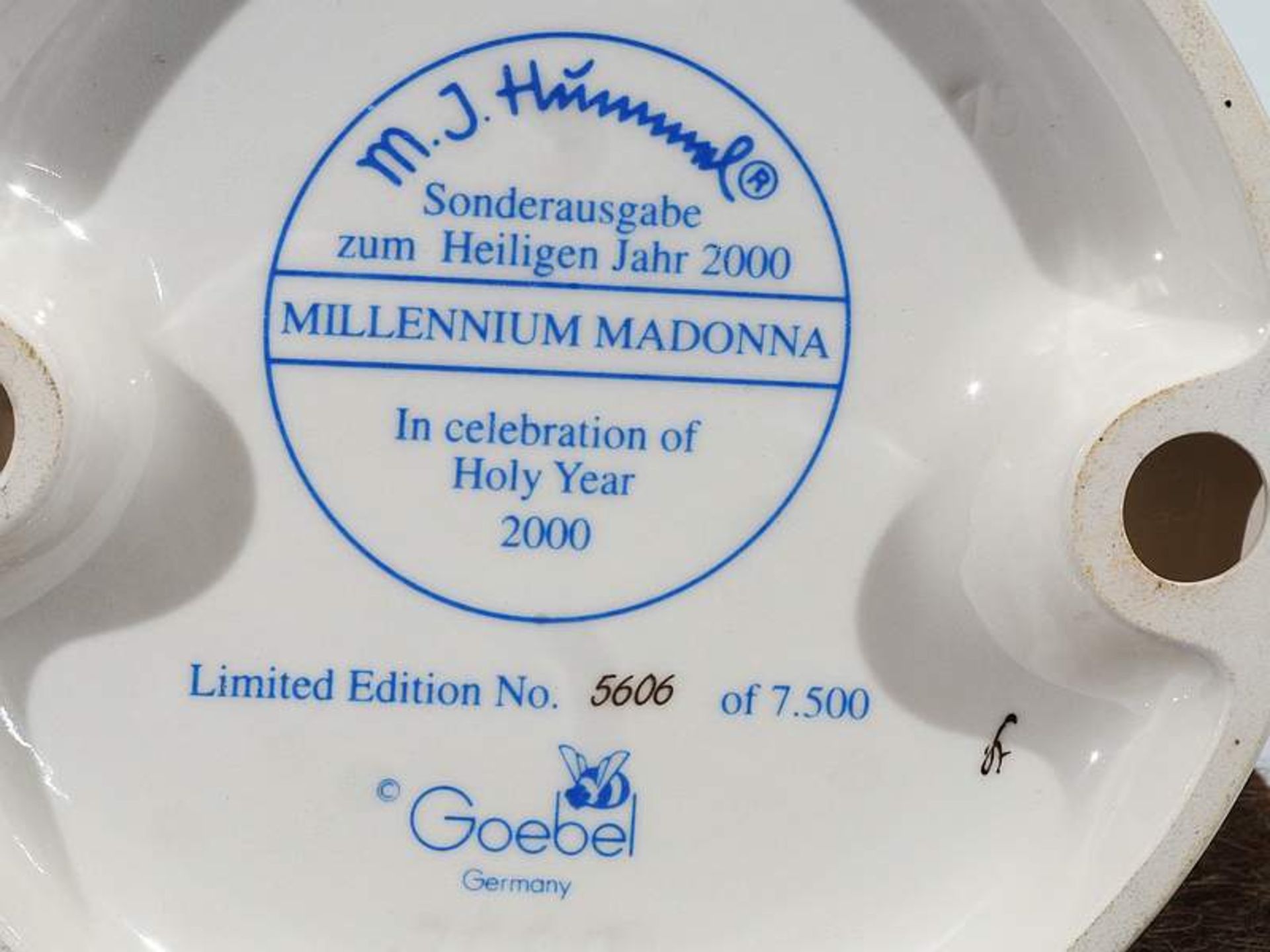 Millenium Madonna, M.J. HUMMEL. Limitierte Edition von 7.500 Stück. Stehende Madonna mit Kind, K - Image 6 of 7