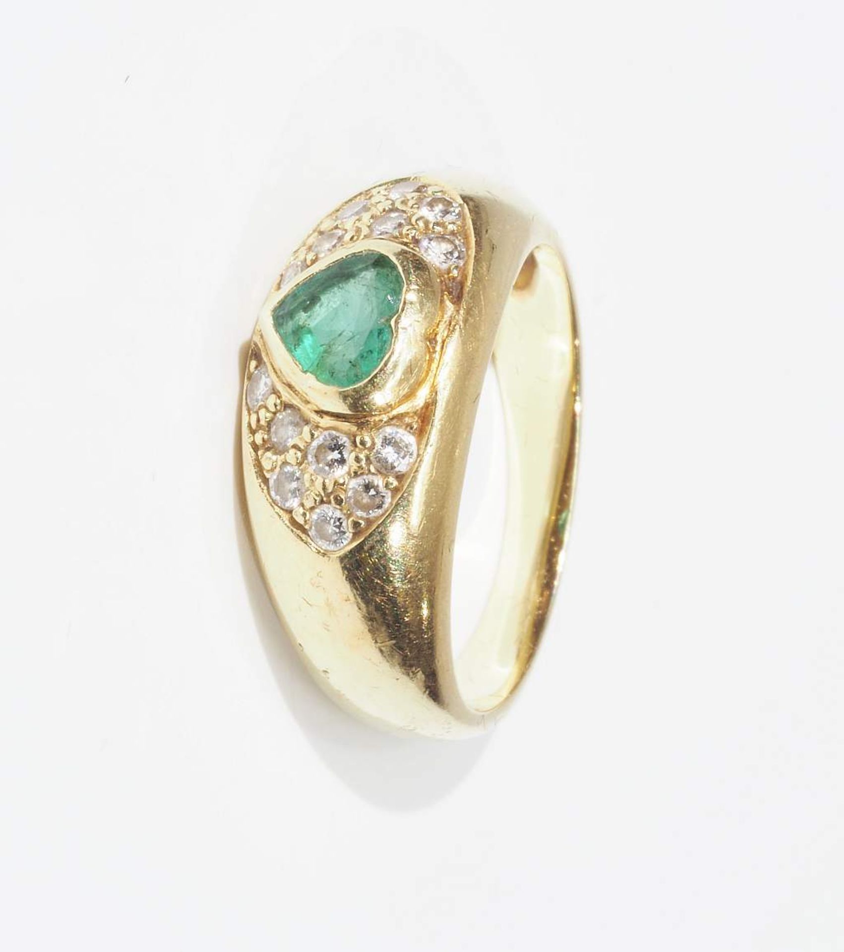Ring mit Smaragdherz und kleinen Brillanten. 585er Gelbgold, mit kleinen Brillanten von ca. 0,20 - Image 2 of 6