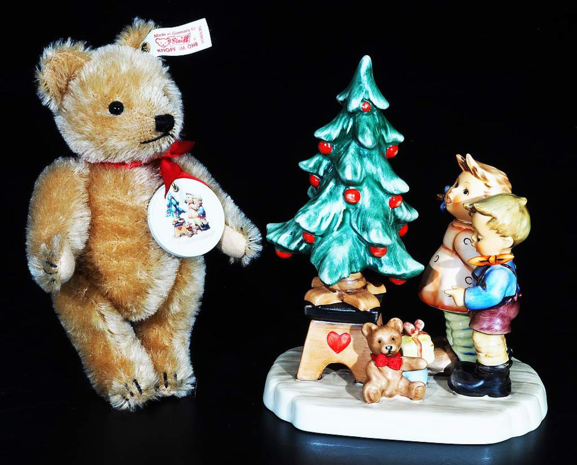 Hummel-Figurengruppe, Fa. Geobel, "Am Weihnachtsbaum" mit Steiff-Teddybär. Geschwisterpaar mit Te - Image 2 of 7
