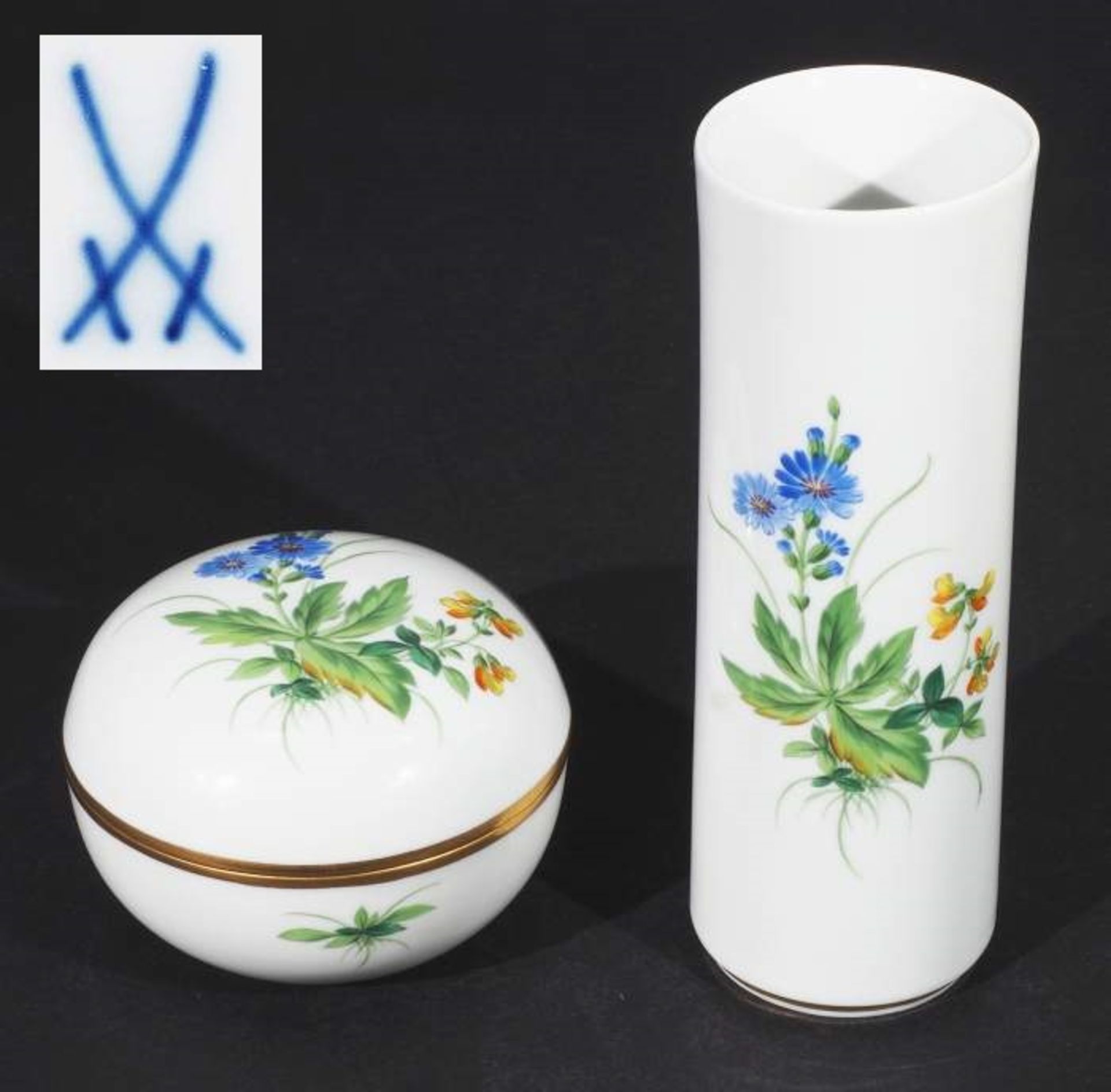 Deckeldose. Stangenvase. MEISSEN, 1972 - 1980. Farbige Blumenbemalung mit Bukett und Einzelblü