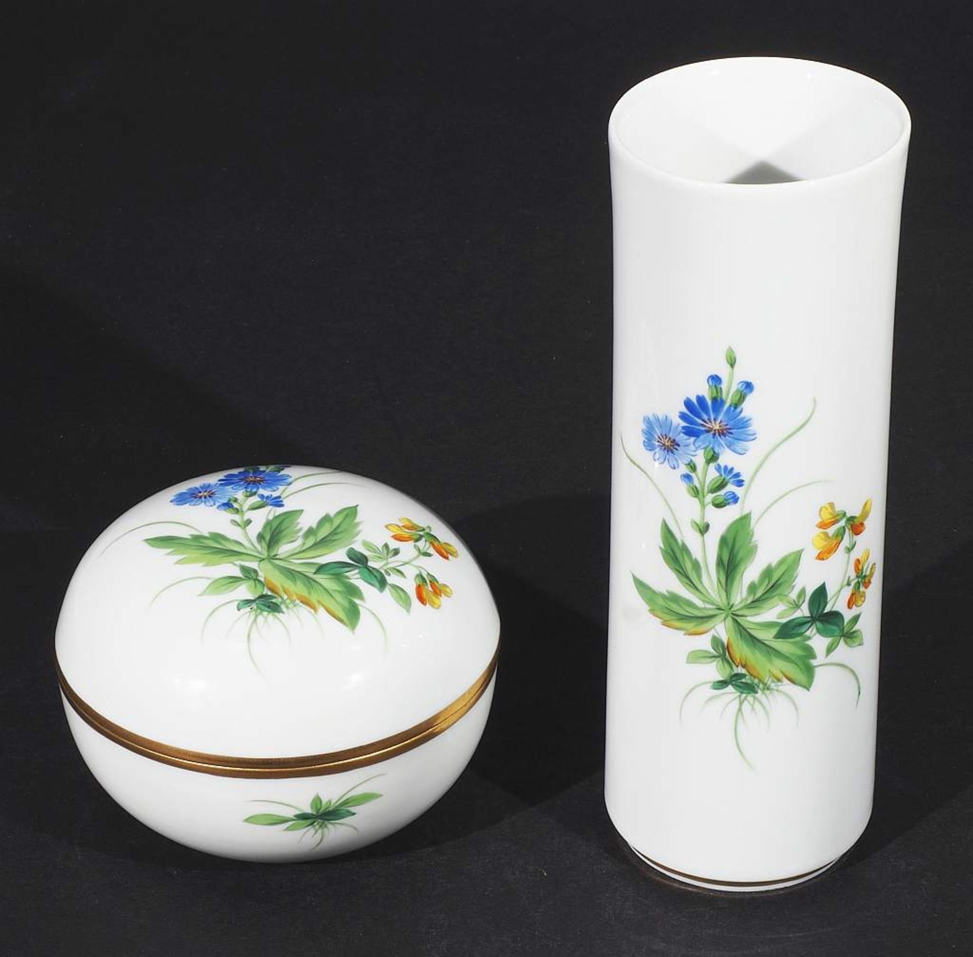 Deckeldose. Stangenvase. MEISSEN, 1972 - 1980. Farbige Blumenbemalung mit Bukett und Einzelblü - Bild 2 aus 5