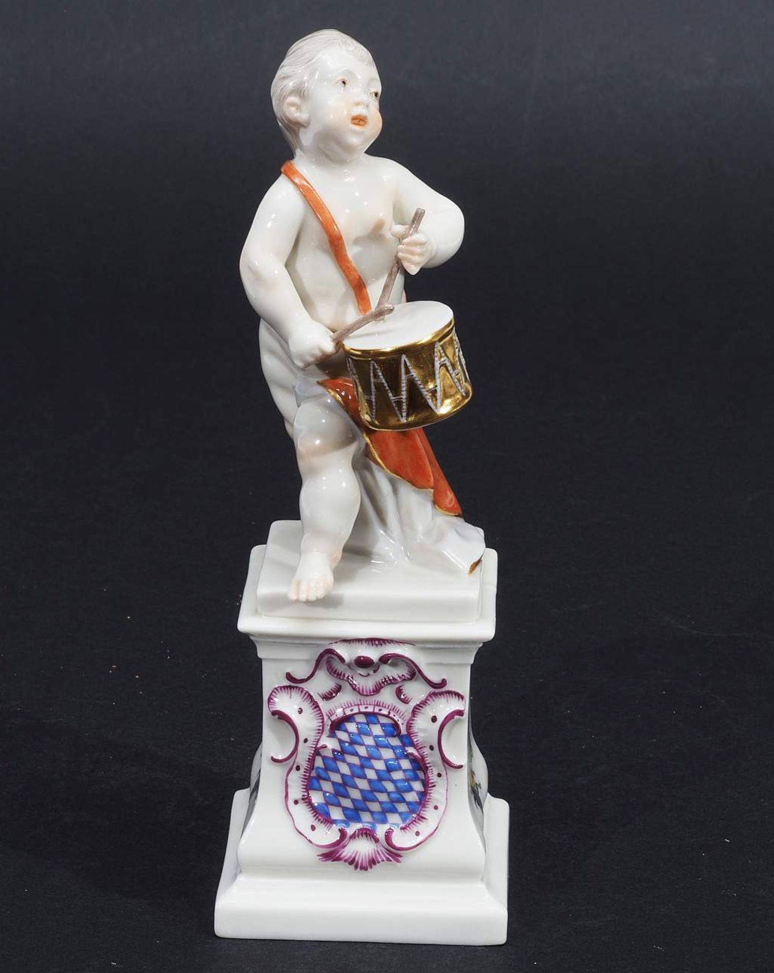 Putto mit Trommel auf hohem Podest. NYMPHENBURG, 20. Jahrhundert. Modell von Bustelli-Nachfolge/ - Image 2 of 6