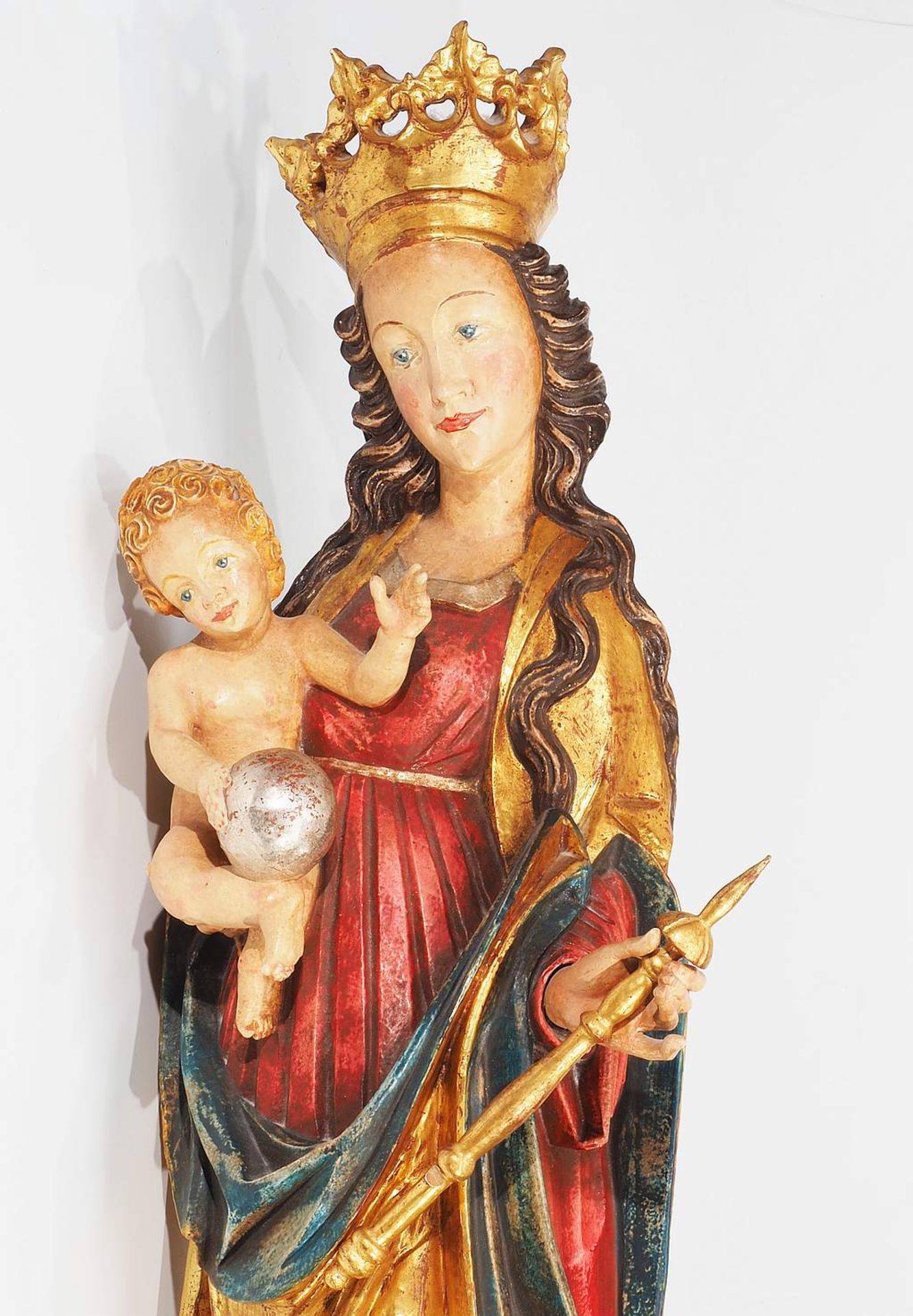 Bekrönte Madonna, auf dem Arm den Jesusknaben mit Weltkugel und in der linken Hand das Zepter hal - Image 6 of 7