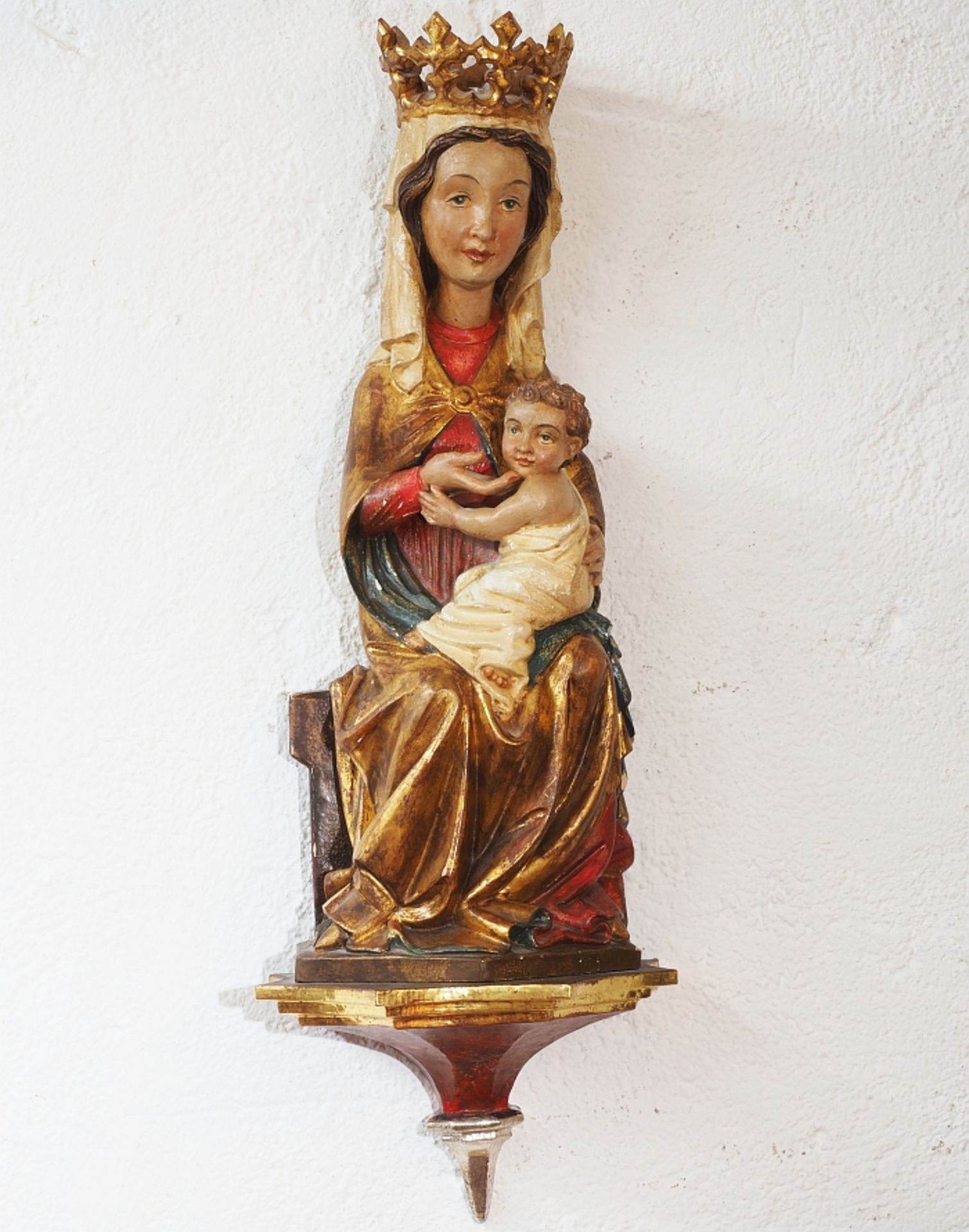 Bekrönte Madonna mit Kind auf Wandsockel, verso gehöhlt. Holzschnitzer Vitus Bergler, 1911 - 1