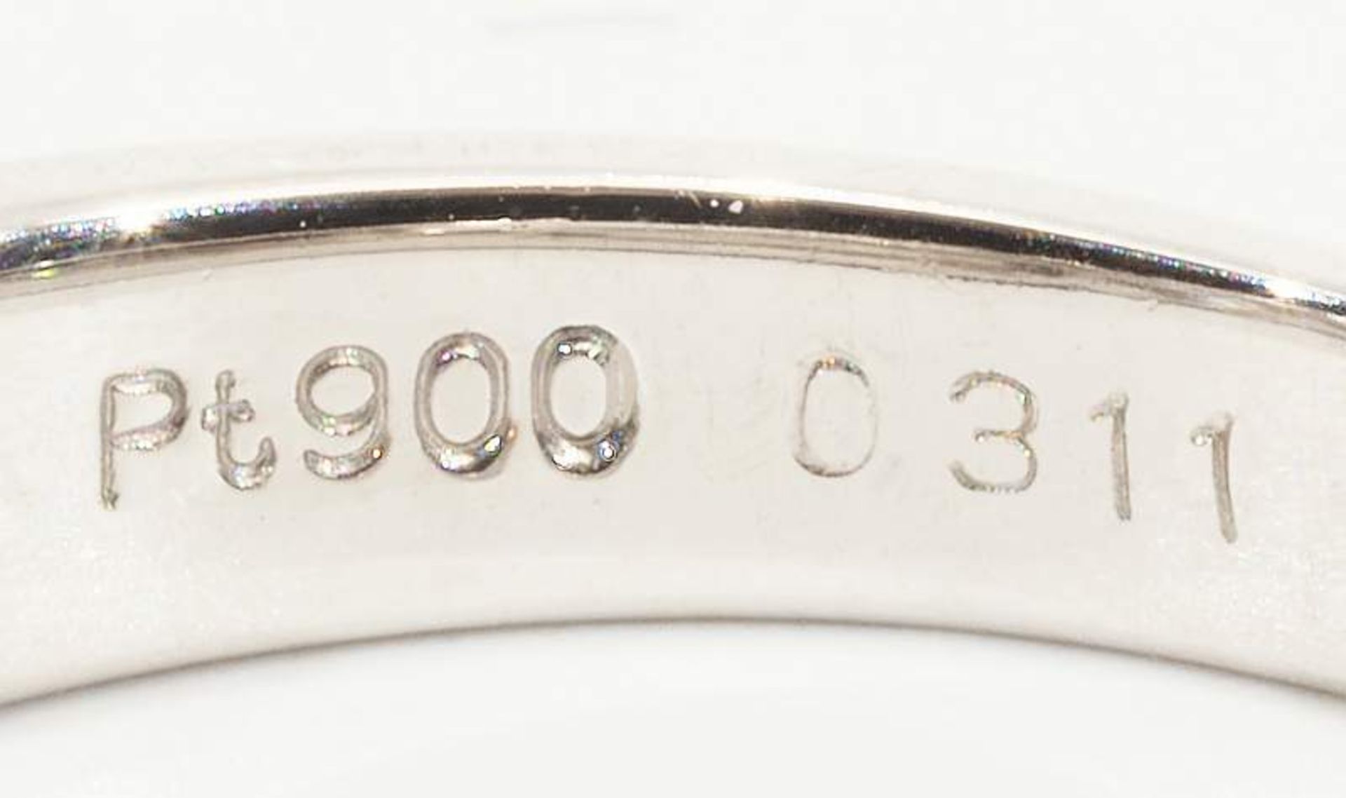 Ring, 900 Platin, besetzt mit 1 Brillant von 0,31 ct. (in der Ringschiene punziert). Ringgröße 52 - Bild 5 aus 6